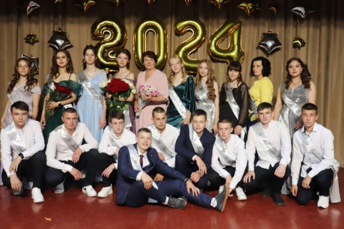 Суміш радості та смутку на випускному вечорі