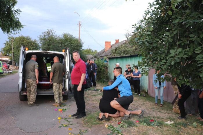Понорницька громада провела в останню путь захисника України, ще зовсім молодого воїна Ігора Погребця