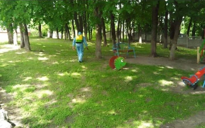 Фахівці обробили проти кліщів громадські зони у Понорницькій громаді