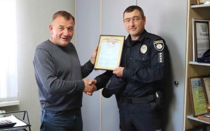 Селищний голова вручив подяку поліцейському офіцеру в Понорниці
